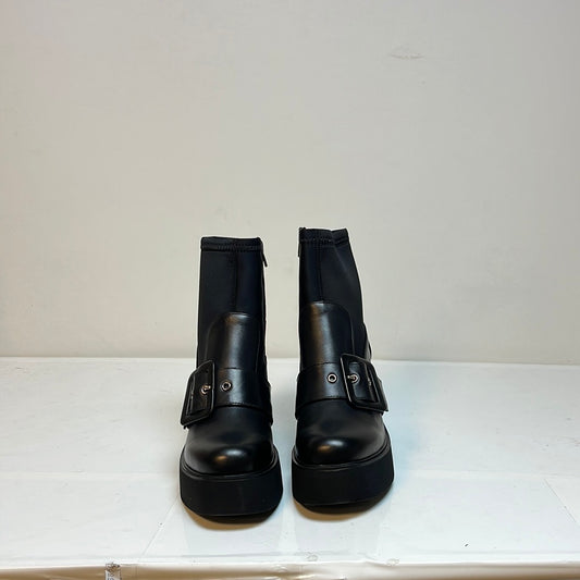 Boots- Schwarze Eleganz mit Schnalle
