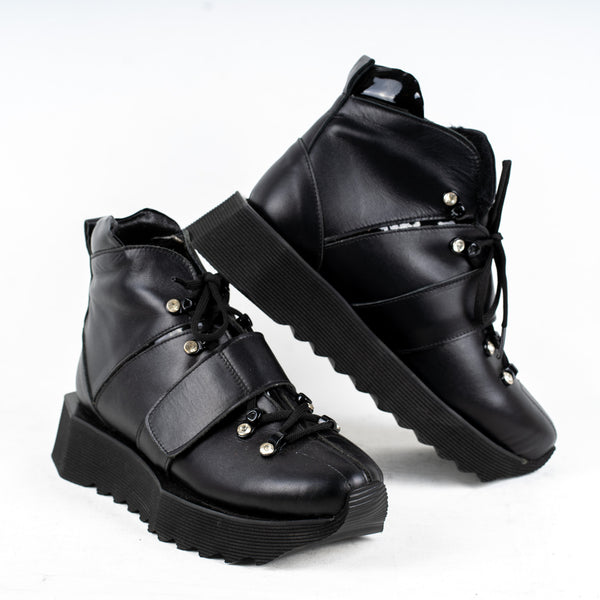 Schwarze Damen Stiefeletten mit Reißverschluss, Schnürung und Absatz - LaMarta
