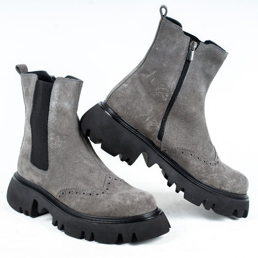 Stiefel- Eleganz in Grau